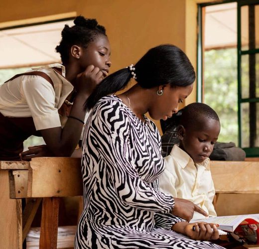 african-woman-teaching-kids-class